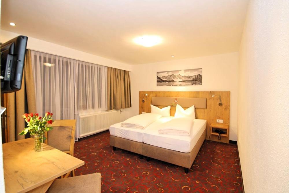 Hotel Kajetansbruecke Pfunds Esterno foto
